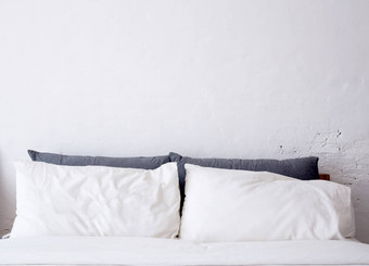 白色枕头床上装饰卧室室内