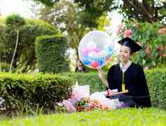 快乐毕业学生女孩祝贺你教育成功