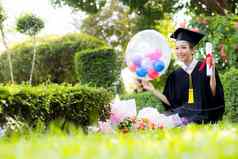 快乐毕业学生女孩祝贺你教育成功