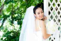 美丽的年轻的女人婚礼一天白色衣服守卫