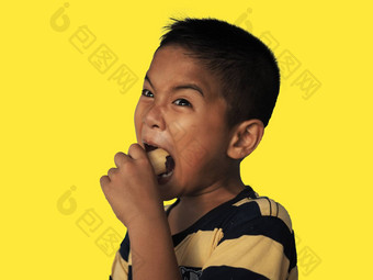 男孩吃热狗溶胶化黄色的背景嵌入clipp