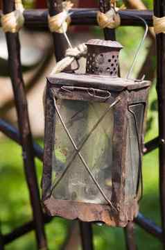 古董生锈的金属灯笼挂栅栏