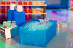 反应塑料管盒子完整的冰