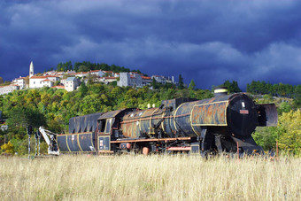 火车中世纪的村