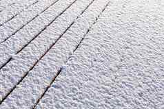 雪覆盖木阳台地板上