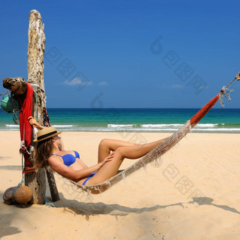 女人吊床海滩