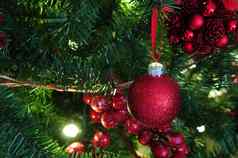 红色的闪闪发光的装饰圣诞节树