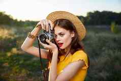 女人摄影师黄色的t恤快照自然新鲜的空气