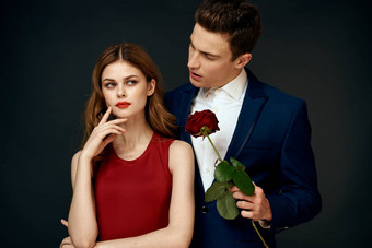 美丽的夫妇魅力拥抱生活方式的关系玫瑰奢侈品黑暗背景