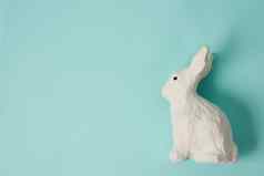 节日白色兔子玩具蓝色的背景柔和的颜色复活节
