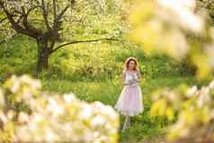 年轻的有吸引力的女孩走春天绿色公园享受开花自然健康的微笑女孩旋转春天草坪上过敏