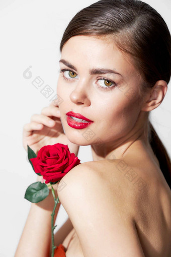 女人长头发红色的嘴唇奢侈品花明亮的化妆