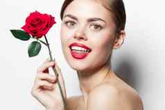 女人只红色的玫瑰微笑显示舌头肩膀化妆