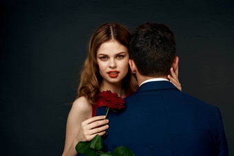 奢侈品夫妇拥抱浪漫的关系玫瑰黑暗孤立的背景