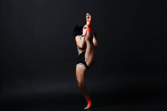 运动员泰拳泰国女人拳击手摆姿势培训工作室黑色的背景