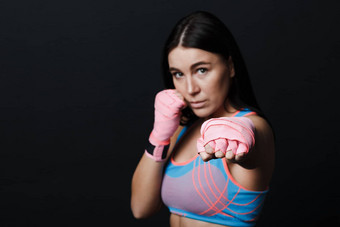 运动员泰拳泰国女人拳击手摆姿势培训工作室黑色的背景