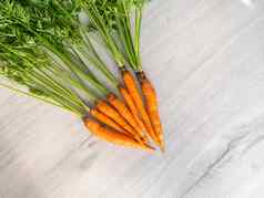 新鲜的胡萝卜花园橙色胡萝卜绿色阀杆光背景开胃的健康的蔬菜