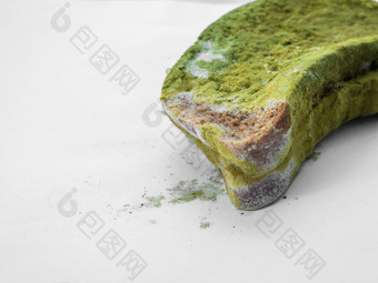 一块面包覆盖绿色模具白色背景隔离