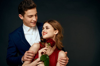 美丽的夫妇魅力拥抱生活方式的关系玫瑰奢侈品黑暗背景