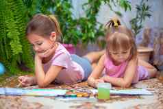 女孩油漆油漆说谎地板上首页幼儿园孩子们的创造力