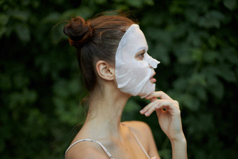 肖像女人抗皱面具皮肤护理绿色叶子背景
