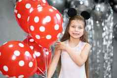 女孩红色的气球庆祝生日