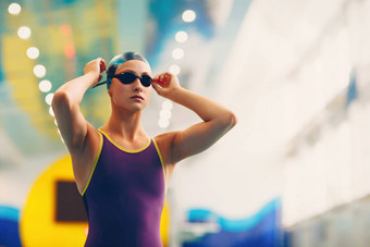 年轻的女人<strong>游泳</strong>运动员专业运动员穿帽眼镜<strong>游泳</strong>池竞争