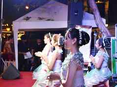 曼谷12月传统的泰国跳舞phra阿提特街