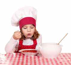 女孩烹饪吃红色的番茄汤