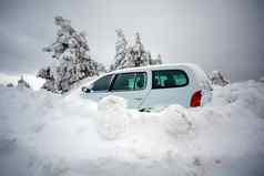 车卡住了深雪山路冬天交通问题