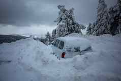 车卡住了深雪山路冬天交通问题