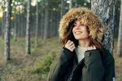 女人温暖的夹克罩自然秋天森林旅行