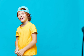 快乐的红发男孩蓝色的帽头黄色的t恤童年快乐