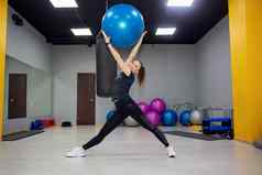 俄罗斯伏尔加格勒美丽的女人健身健身房大体操球
