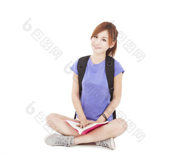 美丽的学生亚洲女孩阅读书坐着地板上