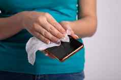 女人的手清洁智能手机移动电话湿湿巾