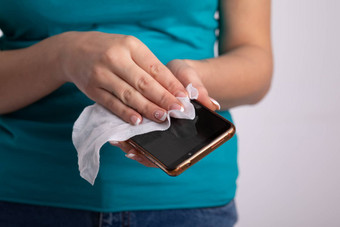 女人的手清洁智能手机移动电话<strong>湿湿巾</strong>