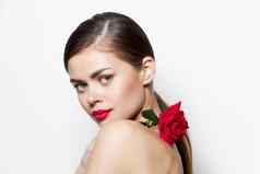 美丽的女人玫瑰花肩膀清晰的皮肤红色的嘴唇