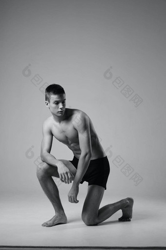 黑色的白色照片运动员在室内完整的增长膝盖