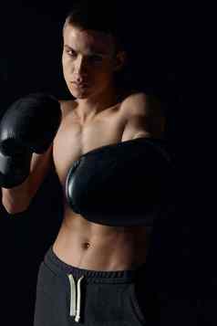 运动员黑色的拳击手套黑暗背景健美运动员健身模型