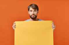 男人。橙色表纸海报模型市场营销孤立的背景