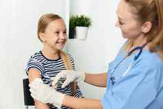 女人医生注射手臂孩子医院健康护理科维德疫苗接种