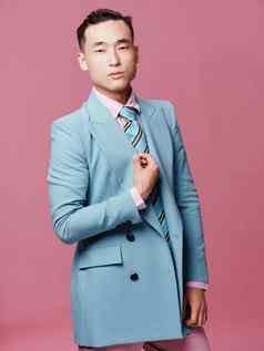 男人。亚洲外观优雅的风格领带官方时尚粉红色的背景