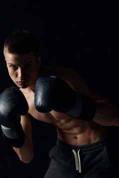 运动员黑色的拳击手套黑暗背景健美运动员健身