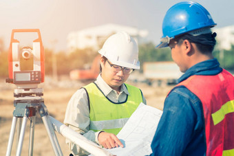 建设工程师工头工人检查建设画基础设施项目