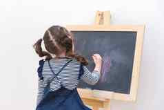快乐亚洲女孩孩子画卡通粉笔黑板上学习首页