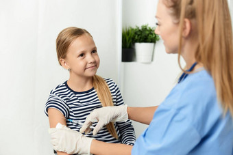 医生孩子注射健康科维德疫苗接种