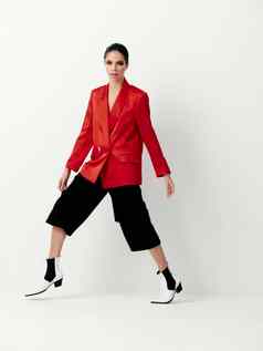 模型时尚的衣服秋天红色的夹克裤子靴子