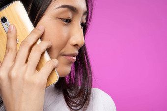 漂亮的亚洲女人会说话的电话技术特写镜头