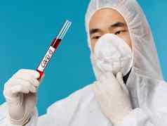 男人。亚洲外观持有生物技术研究冠状病毒血测试